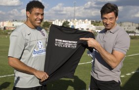 O ator Hugh Jackman, o Volverine, veio ao Brasil para divulgar o filme X-Men- origens e quia conhecer o atacante Ronaldo antes do treino do Corinthians realizado esta tarde no Parque Ecológico do Tiete, na zona leste da cidade