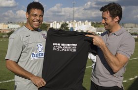 O ator Hugh Jackman, o Volverine, veio ao Brasil para divulgar o filme X-Men- origens e quia conhecer o atacante Ronaldo antes do treino do Corinthians realizado esta tarde no Parque Ecológico do Tiete, na zona leste da cidade