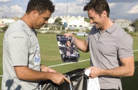 O ator Hugh Jackman, o Volverine, veio ao Brasil para divulgar o filme X-Men- origens e quia conhecer o atacante Ronaldo antes do treino do Corinthians realizado esta tarde no Parque Ecológico do Tiete, na zona leste da cidade