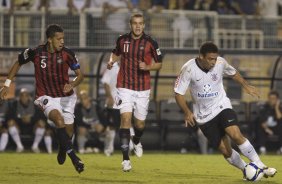 CORINTHIANS/SP X ATLETICO PARANAENSE/PR - em um lance da partida realizada esta noite no estádio do Pacaembu, zona oeste da cidade, na decisão da vaga pelas oitavas de final da Copa do Brasil 2009