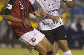 CORINTHIANS/SP X ATLETICO PARANAENSE/PR - em um lance da partida realizada esta noite no estádio do Pacaembu, zona oeste da cidade, na decisão da vaga pelas oitavas de final da Copa do Brasil 2009