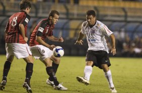 CORINTHIANS/SP X ATLETICO PARANAENSE/PR - em um lance da partida realizada esta noite no estdio do Pacaembu, zona oeste da cidade, na deciso da vaga pelas oitavas de final da Copa do Brasil 2009