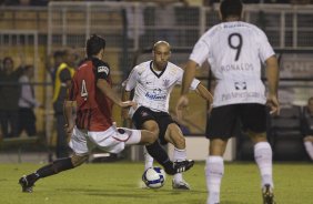 CORINTHIANS/SP X ATLETICO PARANAENSE/PR - em um lance da partida realizada esta noite no estádio do Pacaembu, zona oeste da cidade, na decisão da vaga pelas oitavas de final da Copa do Brasil 2009