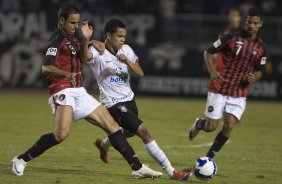 CORINTHIANS/SP X ATLETICO PARANAENSE/PR - em um lance da partida realizada esta noite no estádio do Pacaembu, zona oeste da cidade, na decisão da vaga pelas oitavas de final da Copa do Brasil 2009