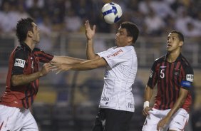 CORINTHIANS/SP X ATLETICO PARANAENSE/PR - em um lance da partida realizada esta noite no estádio do Pacaembu, zona oeste da cidade, na decisão da vaga pelas oitavas de final da Copa do Brasil 2009