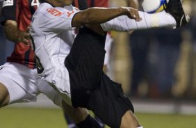 CORINTHIANS/SP X ATLETICO PARANAENSE/PR - em um lance da partida realizada esta noite no estdio do Pacaembu, zona oeste da cidade, na deciso da vaga pelas oitavas de final da Copa do Brasil 2009