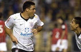 CORINTHIANS/SP X ATLETICO PARANAENSE/PR - em um lance da partida realizada esta noite no estádio do Pacaembu, zona oeste da cidade, na decisão da vaga pelas oitavas de final da Copa do Brasil 2009