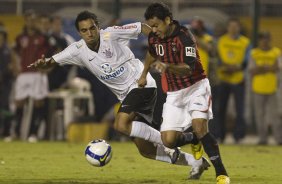 CORINTHIANS/SP X ATLETICO PARANAENSE/PR - em um lance da partida realizada esta noite no estdio do Pacaembu, zona oeste da cidade, na deciso da vaga pelas oitavas de final da Copa do Brasil 2009