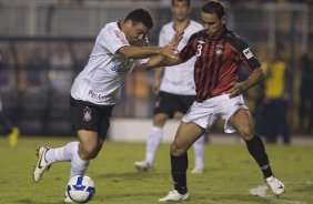 CORINTHIANS/SP X ATLETICO PARANAENSE/PR - em um lance da partida realizada esta noite no estdio do Pacaembu, zona oeste da cidade, na deciso da vaga pelas oitavas de final da Copa do Brasil 2009