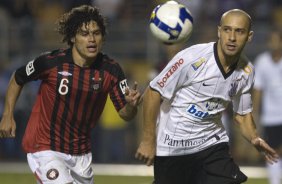 CORINTHIANS/SP X ATLETICO PARANAENSE/PR - em um lance da partida realizada esta noite no estádio do Pacaembu, zona oeste da cidade, na decisão da vaga pelas oitavas de final da Copa do Brasil 2009