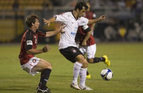 CORINTHIANS/SP X ATLETICO PARANAENSE/PR - em um lance da partida realizada esta noite no estádio do Pacaembu, zona oeste da cidade, na decisão da vaga pelas oitavas de final da Copa do Brasil 2009
