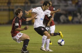 CORINTHIANS/SP X ATLETICO PARANAENSE/PR - em um lance da partida realizada esta noite no estdio do Pacaembu, zona oeste da cidade, na deciso da vaga pelas oitavas de final da Copa do Brasil 2009