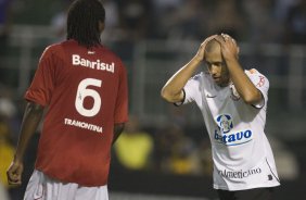 CORINTHIANS/SP X INTERNACIONAL/RS - em um lance da partida realizada esta tarde no estádio do Pacaembu, zona oeste da cidade, na primeira partida pelo Campeonato Brasileiro de 2009
