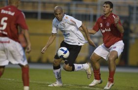 CORINTHIANS/SP X INTERNACIONAL/RS - em um lance da partida realizada esta tarde no estádio do Pacaembu, zona oeste da cidade, na primeira partida pelo Campeonato Brasileiro de 2009