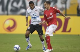 CORINTHIANS/SP X INTERNACIONAL/RS - em um lance da partida realizada esta tarde no estádio do Pacaembu, zona oeste da cidade, na primeira partida pelo Campeonato Brasileiro de 2009