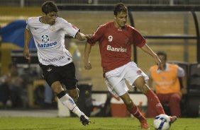 CORINTHIANS/SP X INTERNACIONAL/RS - em um lance da partida realizada esta tarde no estádio do Pacaembu, zona oeste da cidade, na primeira partida pelo Campeonato Brasileiro de 2009
