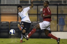 CORINTHIANS/SP X INTERNACIONAL/RS - em um lance da partida realizada esta tarde no estádio do Pacaembu, zona oeste da cidade, na primeira partida pelo Campeonato Brasileiro de 2009
