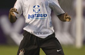 CORINTHIANS/SP X INTERNACIONAL/RS - em um lance da partida realizada esta tarde no estádio do Pacaembu, zona oeste da cidade, na primeira partida pelo Campeonato Brasileiro de 2009