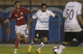 CORINTHIANS/SP X INTERNACIONAL/RS - em um lance da partida realizada esta tarde no estádio do Pacaembu, zona oeste da cidade, na primeira partida pelo Campeonato Brasileiro de 2009