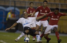 CORINTHIANS/SP X INTERNACIONAL/RS - em um lance da partida realizada esta tarde no estdio do Pacaembu, zona oeste da cidade, na primeira partida pelo Campeonato Brasileiro de 2009