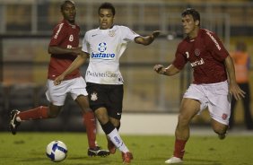 CORINTHIANS/SP X INTERNACIONAL/RS - em um lance da partida realizada esta tarde no estádio do Pacaembu, zona oeste da cidade, na primeira partida pelo Campeonato Brasileiro de 2009