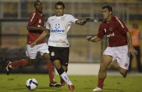 CORINTHIANS/SP X INTERNACIONAL/RS - em um lance da partida realizada esta tarde no estdio do Pacaembu, zona oeste da cidade, na primeira partida pelo Campeonato Brasileiro de 2009