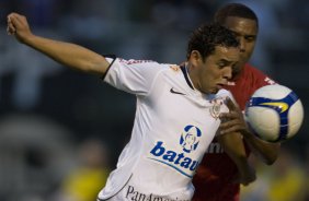 CORINTHIANS/SP X INTERNACIONAL/RS - em um lance da partida realizada esta tarde no estádio do Pacaembu, zona oeste da cidade, na primeira partida pelo Campeonato Brasileiro de 2009
