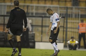 CORINTHIANS/SP X INTERNACIONAL/RS - em um lance da partida realizada esta tarde no estádio do Pacaembu, zona oeste da cidade, na primeira partida pelo Campeonato Brasileiro de 2009