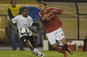 CORINTHIANS/SP X INTERNACIONAL/RS - em um lance da partida realizada esta tarde no estádio do Pacaembu, zona oeste da cidade, na primeira partida pelo Campeonato Brasileiro de 2009