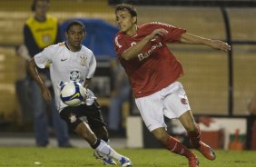 CORINTHIANS/SP X INTERNACIONAL/RS - em um lance da partida realizada esta tarde no estdio do Pacaembu, zona oeste da cidade, na primeira partida pelo Campeonato Brasileiro de 2009