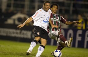 CORINTHIANS/SP X FLUMINENSE/RJ - em um lance da partida realizada esta noite no estádio do Pacaembu, zona oeste da cidade, na primeira partida válida pelas quartas de final da Copa do Brasil 2009