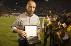 CORINTHIANS/SP X FLUMINENSE/RJ - em um lance da partida realizada esta noite no estdio do Pacaembu, zona oeste da cidade, na primeira partida vlida pelas quartas de final da Copa do Brasil 2009