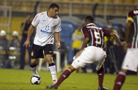 CORINTHIANS/SP X FLUMINENSE/RJ - em um lance da partida realizada esta noite no estdio do Pacaembu, zona oeste da cidade, na primeira partida vlida pelas quartas de final da Copa do Brasil 2009