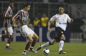 CORINTHIANS/SP X FLUMINENSE/RJ - em um lance da partida realizada esta noite no estdio do Pacaembu, zona oeste da cidade, na primeira partida vlida pelas quartas de final da Copa do Brasil 2009