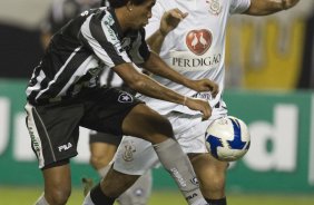 BOTAFOGO/RJ X CORINTHIANS/SP - em um lance da partida realizada esta noite no estdio do Engenho, vlido pelo Campeonato Brasileiro de 2009