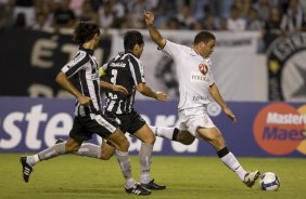 BOTAFOGO/RJ X CORINTHIANS/SP - em um lance da partida realizada esta noite no estdio do Engenho, vlido pelo Campeonato Brasileiro de 2009