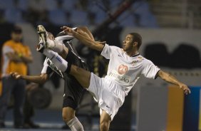 BOTAFOGO/RJ X CORINTHIANS/SP - em um lance da partida realizada esta noite no estdio do Engenho, vlido pelo Campeonato Brasileiro de 2009