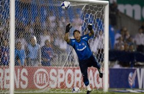 FLUMINENSE/RJ X CORINTHIANS/SP - Fernando Henrique no segura o chute de Chico em um lance da partida realizada esta noite no estdio do Maracan, vlida pela deciso nas oitavas de final da Copa do Brasil 2009