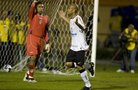CORINTHIANS/SP X BARUERI/SP - Souza comemora seu gol de penalti em um lance da partida realizada esta noite no estdio do Pacaembu, vlida pelo Campeonato Brasileiro de 2009
