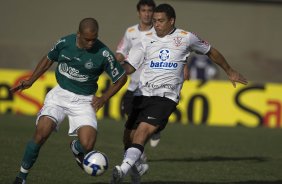 GOIAS/GO X CORINTHIANS/SP - Ernando e Ronaldo em um lance da partida realizada esta tarde no estdio Serra Dourada, em Goiania, vlida pelo Campeonato Brasileiro de 2009
