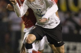 CORINTHIANS/SP X INTERNACIONAL/RS -  em um lance da partida realizada esta noite no estdio do Pacaembu, zona oeste da cidade, na primeira partida da deciso da Copa do Brasil 2009