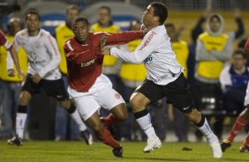 CORINTHIANS/SP X INTERNACIONAL/RS - Alvaro Segura Ronaldo em um lance da partida realizada esta noite no estdio do Pacaembu, zona oeste da cidade, na primeira partida da deciso da Copa do Brasil 2009
