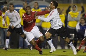 CORINTHIANS/SP X INTERNACIONAL/RS - Alvaro Segura Ronaldo em um lance da partida realizada esta noite no estádio do Pacaembu, zona oeste da cidade, na primeira partida da decisão da Copa do Brasil 2009