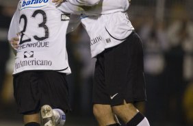 CORINTHIANS/SP X INTERNACIONAL/RS - Jorge Henrique(23) comemora sue gol com Ronaldo em um lance da partida realizada esta noite no estádio do Pacaembu, zona oeste da cidade, na primeira partida da decisão da Copa do Brasil 2009