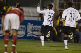 CORINTHIANS/SP X INTERNACIONAL/RS - Jorge Henrique(31) corre e comemora seu gol em um lance da partida realizada esta noite no estádio do Pacaembu, zona oeste da cidade, na primeira partida da decisão da Copa do Brasil 2009