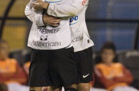 CORINTHIANS/SP X INTERNACIONAL/RS - Marcelo Oliveira cumprimenta Jorge Henrique pelo gol em um lance da partida realizada esta noite no estádio do Pacaembu, zona oeste da cidade, na primeira partida da decisão da Copa do Brasil 2009