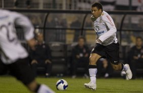 CORINTHIANS/SP X INTERNACIONAL/RS - Ronaldo em um lance da partida realizada esta noite no estádio do Pacaembu, zona oeste da cidade, na primeira partida da decisão da Copa do Brasil 2009