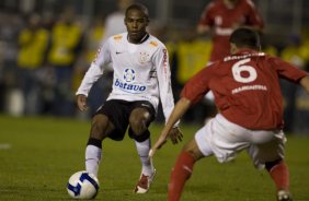 CORINTHIANS/SP X INTERNACIONAL/RS -  em um lance da partida realizada esta noite no estdio do Pacaembu, zona oeste da cidade, na primeira partida da deciso da Copa do Brasil 2009