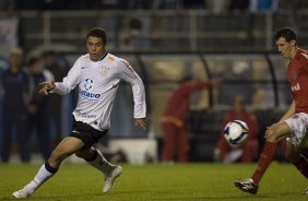 CORINTHIANS/SP X INTERNACIONAL/RS -  em um lance da partida realizada esta noite no estdio do Pacaembu, zona oeste da cidade, na primeira partida da deciso da Copa do Brasil 2009