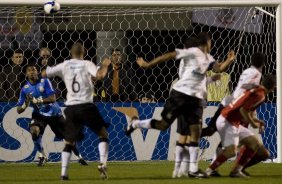 CORINTHIANS/SP X INTERNACIONAL/RS -  em um lance da partida realizada esta noite no estdio do Pacaembu, zona oeste da cidade, na primeira partida da deciso da Copa do Brasil 2009